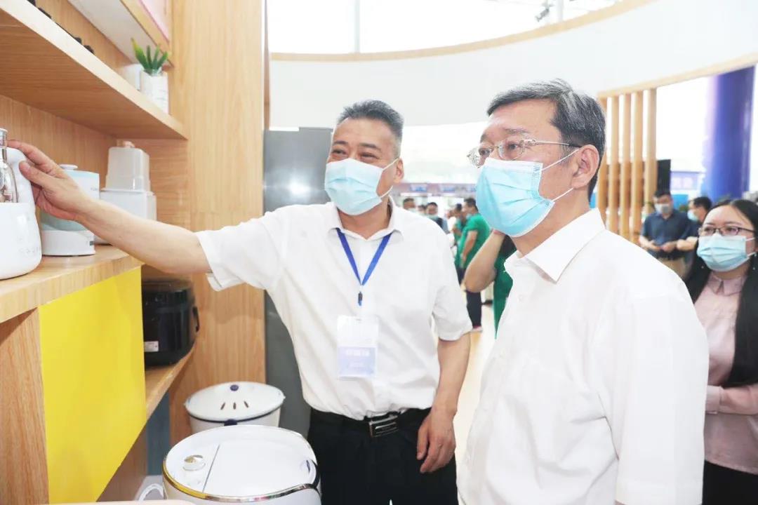 孫斌副市長關心小鴨發(fā)展，專程蒞臨小鴨展廳指導工作！